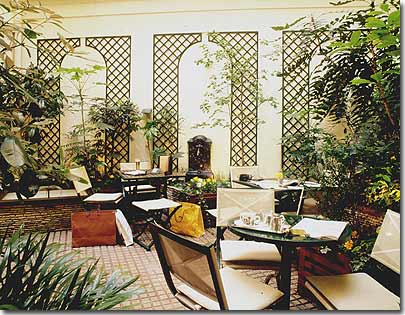 Photo 4 - Hotel Queen Mary Paris 3* star near the Madeleine church, faubourg Saint-Honoré and the Garnier Opera - In the heart of our hotel, relax in our patio garden during summer time.