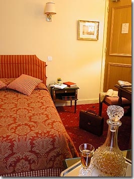 Photo 6 - Hotel Queen Mary Paris 3* star near the Madeleine church, faubourg Saint-Honoré and the Garnier Opera - Single room with shower

You will find great attention to detail such as the decanter of fine sherry in each room