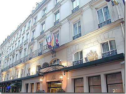 Photo 1 - Hotel Saint Petersbourg París 3* estrellas cerca de la Ópera Garnier - Situado en una calle tranquila, el hotel se encuentra en un barrio de negocios y comercios, con una excepcional variedad de medios de transporte (Bus, Metro, RER, RoissyBus)