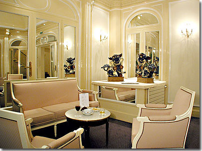 Photo 3 - Hotel Saint Petersbourg Paris 3* star near the Garnier Opera - Our 100 refined and well decorated rooms are fully equipped with top level comfort for your stay: private bathroom with hairdryer, air-conditioning, satellite TV, minibar, direct dial telephone and safe.