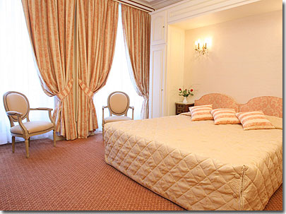 Photo 4 - Hotel Saint Petersbourg Paris 3* star near the Garnier Opera - Hotel Saint Petersbourg rooms are very quiet, peaceful and romantic and they are all elegantly furnished and decorated in warm colours. Many rooms have a terrace or balcony and all of them are very spacious and bright.