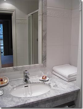 Photo 7 - Hotel le Lavoisier Paris 4* étoiles proche de l'Opera Garnier - Les salles de bain à l’ancienne très élégantes offrent un confort et un luxe à l’image des bonnes maisons.