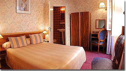 Photo 2 - Hotel Monceau Etoile París 3* estrellas cerca del Parc Monceau y de los Campos Elíseos - En las 28 habitaciones del hotel le aguarda un descanso tranquilo; colores cálidos, cojines mullidos y camas confortables.