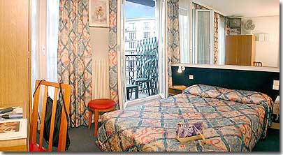 Photo 5 - Hotel de France Quartier Latin 2* Sterne Paris in der Nähe des Viertels Latin (Quartier Latin) und boulevard Saint Michel. - Ein großes Zimmer für die gesamte Familie: Genießen Sie die bequemen Betten. Nach Wunsch wird das Frühstück auch im Zimmer serviert.