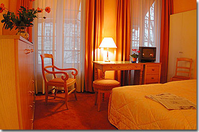 Photo 2 - Hotel Obervatoire Luxembourg Paris 3* étoiles proche du Quartier Latin et du boulevard Saint Michel - Les 40 chambres sont équipées de baignoires ou de douches, sèche-cheveux, téléphone direct, coffre-fort individuel, télévision par satellite, prise modem, plateau courtoisie (set de préparation pour le café) dans les chambres deluxe ...