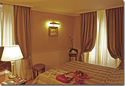 Photo 4 - Hotel Obervatoire Luxembourg Paris 3* star near the Latin Quarter (Quartier Latin) and boulevard Saint Michel, Left Bank area - 40 rooms equipped with direct telephone, individual safe, Satellite TV, mini-bar, Air-conditioning, Bath, shower, marble and morning sunlight...
Coffee maker in the DeLuxe rooms.
Deluxe Non-Smoking Room