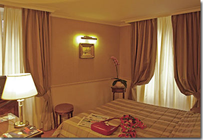 Photo 4 - Hotel Obervatoire Luxembourg Paris 3* étoiles proche du Quartier Latin et du boulevard Saint Michel - Les 40 chambres sont équipées de baignoires ou de douches, sèche-cheveux, téléphone direct, coffre-fort individuel, télévision par satellite, prise modem, plateau courtoisie (set de préparation pour le café) dans les chambres deluxe ...