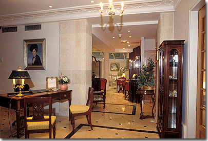 Photo 2 - Hotel Relais Saint Jacques Paris 4* estrelas ao pé do bairro Latino (Quartier Latin) e perto do boulevard Saint Michel - Descobra 21 luxosos apartamentos e 1 Suíte, decorados e personalizados com mobília de estilo e pinturas antigas.