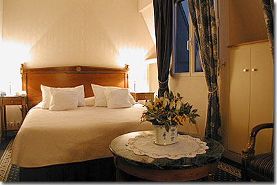 Photo 6 - Hotel Relais Saint Jacques 4* Sterne Paris in der Nähe des Viertels Latin (Quartier Latin) und boulevard Saint Michel. - Suite Chenonceaux ideal für eine kleine Versammlung (6 Pers.) oder einen Aufenthalt mit der Familie (3 Pers.)
Suite, die aus einem Doppelzimmer und einem Salon besteht und die in ein Schlafzimmer (1 Doppelbett) oder einen Versammlungsraum umgewandelt werden kann.