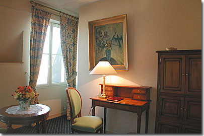 Photo 7 - Hotel Relais Saint Jacques Paris 4* star near the Latin Quarter (Quartier Latin) and boulevard Saint Michel, Left Bank area - * Balcony overlooking the Pantheon
    * Plasma screen
    * Free High speed internet access (port RJ45)
    * Free WI-FI (internet connection wireless, INTEL CENTRINO technology)
    * 2 direct phone lines – mobile phone
    * Fax ( on request)
    * DVD