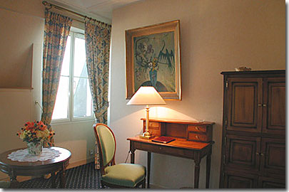 Photo 7 - Hotel Relais Saint Jacques Parigi 4* stelle nei pressi del Quartiere Latino (Quartier Latin) e vicino boulevard Saint Michel - •	Terrazze con vista sul Panteone 
•	Schermo plasma (connessione video verso schermo portatile) 
•	Internet alta velocità, attaco internet alta velocità ( attaco RJ 45 ) 
•	WI-FI gratis ( connessione internet senza filo, tecnologia INTEL CENTRINO) 
•	2 linee dirette. Telefono senza filo 
•	Fax (su richiesta)