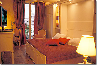 Photo 8 - Hotel Relais Saint Jacques Paris 4* estrelas ao pé do bairro Latino (Quartier Latin) e perto do boulevard Saint Michel - • Chuveiro separado
• 2 WC equipados com telefone
• Roupão de banho, chinelos, espelho deformante
• Secador de cabelo
Prensa para calças