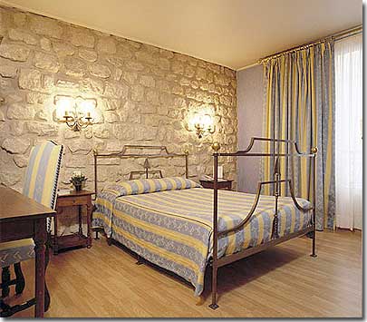 Photo 5 - Hotel Sully Saint Germain Paris 3* star near the Latin Quarter (Quartier Latin) and boulevard Saint Michel, Left Bank area - Air conditioned hotel. Whether on a business or a leisure trip, your stay in our hotel will remain a nice memory thanks to the efficiancy of our staff.