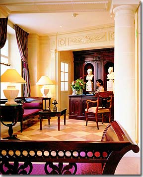 Photo 2 - Hotel des grands Hommes Parigi 3* stelle nei pressi del Quartiere Latino (Quartier Latin) e vicino boulevard Saint Michel - L’hotel è stato completamente rinnovato nel 2002 in stile Impero e sarete ospitati in camere con tappezzerie dai colori cangianti, ammobiliate con lusso e grande raffinatezza. Tutte le camere sono dotate di aria condizionata.
Grazie alla connessione Internet Wireless, potrete navigare gratis in rete con il vostro computer, direttamente dal nostro salone.
Marie José Gernigon e il suo staff saranno lieti di darvi il benvenutoe faranno l’impossibile per rendere il vostro soggiorno incredibile.