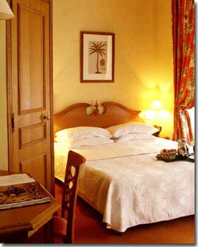 Photo 5 - Hotel de Fleurie 3* Sterne Paris in der Nähe des Viertels Saint-Germain des Prés. - Ob Sie alleine oder mit Ihrer Familie reisen, Sie werden Komfort und Größe dieser Zimmer mit feinem Dekor und einem wunderschönen Badezimmer mit Fön, geheizter Handtuchstange und Badewanne oder Dusche genießen. Um Ihren Komfort zu gewährleisten, wurde auf jedes kleinste Detail geachtet.