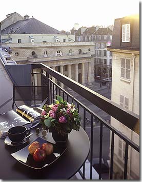 Photo 3 - Hotel Jardin de l'Odéon 3* Sterne Paris in der Nähe des Viertels Saint-Germain des Prés. - Die Rue Casimir Delavigne ist ruhig gelegen und garantiert für absolute Erholung. Nur wenige Meter entfernt befinden sich die berühmten Cafés Café de Flore und Café des deux Magots. Bummeln Sie durch die Rue Guisarde oder die Rue des Cannettes, wo Sie sicherlich ein kleines, typisches Restaurant entdecken werden, wie zum Beispiel die 