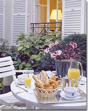 Photo 5 - Hotel Suede Saint Germain Paris 3* star near the Saint-Germain des Prés District, Left Bank - Continental Breakfast – EUR 10
Tea, coffee, Chocolate, Butter, Assorted Jam, Honey, Parisian Baguette, Croissants, fruit juice.
Extra: Cereals, eggs, ham, fruits