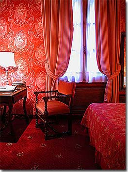 Photo 9 - Best Western Hotel Left Bank Saint Germain Paris 3* étoiles proche du Quartier Latin et du boulevard Saint Michel - Dans votre chambre conviviale et spacieuse, sous les magnifiques poutres apparentes et entouré de couleurs chaudes, vous profitez d’une douce pause au cœur de l’effervescence d’une capitale, source infinie de découvertes.

La main caressant les murs recouverts de tissus tendus, vous apercevez à la fenêtre le spectacle de la rue ou bien la douceur d’un des jardins suspendus. Les couleurs chaudes vous enveloppent pour créer ici un refuge confortable et original. Le plaisir d’un bain ou d’une douche viennent s’ajouter au sentiment de bien-être idéal qui se dégage, naturellement.