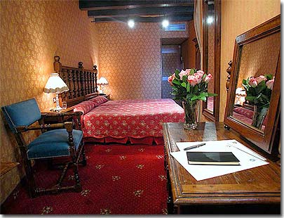 Photo 10 - Best Western Hotel Left Bank Saint Germain Paris 3* étoiles proche du Quartier Latin et du boulevard Saint Michel - Certaines chambres de l’Hôtel Left Bank ont été spécialement pensées pour que toute la famille puisse profiter d’un séjour idéal au cœur de Paris. L’espace suffisant de la chambre permet de conserver le plus juste confort, souci permanent de la maison.

Véritable cocon de douceur, votre chambre s’attache à vous entraîner vers un art de vivre en simplicité, tout le confort nécessaire à votre disposition. Tissus de choix, boiseries travaillées, équipements modernes sont quelques uns des éléments qui feront de votre séjour un merveilleux souvenir


Les prestations :
31 chambres et une suite
Petit déjeuner offert
Salon de thé et bar
Parking couvert payant à proximité
Voisin de la Brasserie Le Procope

Les services:
Room service
Blanchisserie
Conciergerie et réception 24 / 24 h
Presse internationale
Petit déjeuner en chambre ou buffet

Les chambres :
Air conditionné
TV par câble, Canal+
Accès Internet
Mini bar
Coffre individuel
Plateau de courtoisie
Numéro de téléphone privé sur demande
Petite cour intérieure fleurie