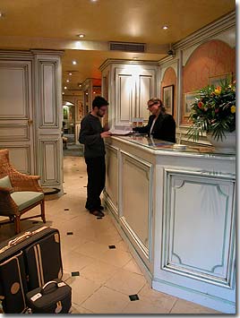 Photo 5 - Best Western Premier Hotel Au Manoir Saint Germain Parigi 4* stelle nei pressi del Quartiere Saint-Germain des Prés - Il sorriso della receptionist vi accoglie in un ambiente affascinante, caloroso e accogliente. Le biblioteche ed alcuni oggi posti qua e là vi immergono immediatamente in questo senso ricercato di casa familiare, in cui ogni dettaglio è dedicato a soddisfare il vostro soggiorno nel modo migliore.