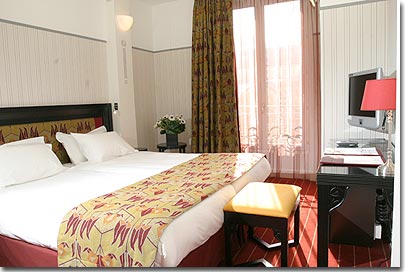 Photo 2 - Hotel Eiffel Seine Paris 3* star near the Eiffel Tower - Inspired by ´Art Nouveau´, our red rooms will transport you into a start of 20th century atmosphere, while preserving a ultra modern confort level.