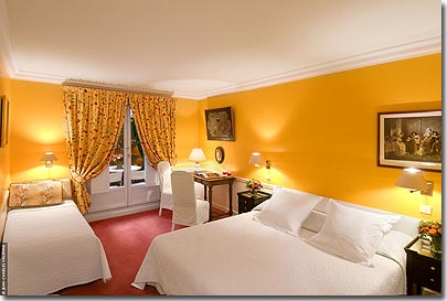 Photo 6 - Hotel le Tourville Paris 4* star near the Eiffel Tower - Our junior suites on the top floor combine spaciousness, comfort and elegance, and have a bathroom with shower and separate bathtub.