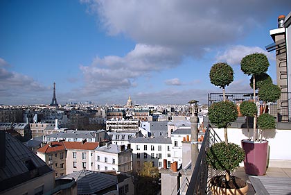 Photo 11 - Hotel Le Littré 4* Sterne Paris in der Nähe des Viertels Saint-Germain des Prés. - Von den Terrassen eröffnet sich ein herrlicher Blick über die Dächer von Paris direkt auf den Eiffelturm, den Invalidendom oder die Basilika Sacré Cœur.