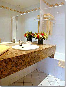 Photo 13 - Hotel Elysees Ceramic Paris 3* star near the Champs Elysees - Bathroom with modern comfort.