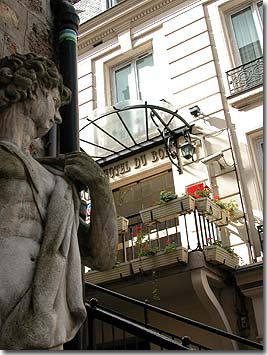 Photo 1 - Hotel Du Bois 3* Sterne Paris in der Nähe der Avenue des Champs Elysées. - Angesiedelt an 200 Metern des Triumphbogens und der Elysées-Felder Das Hotel du Bois ist Rue du Dôme angesiedelt, die mit ihren Bäumen, ihren Bänken und ihrer Treppe an den malerischen Charme der Gassen des Montmartre-Hügelchens erinnert.