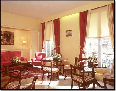 Photo 2 - Hotel Du Bois París 3* estrellas cerca de los Campos Elíseos - La decoración del salon y del vestibulo crea un ambiente reconfortante y lleno de alegria, gracias a las gamas de colores del purpura, amarillo y verde.