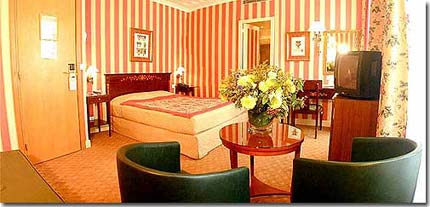 Photo 7 - Hotel Elysees Union Paris 3* étoiles proche des Champs-Elysées - Un exemple de chambre supérieure dont les couleurs chatoyantes sont parfaitement accordées au luxueux mobilier.