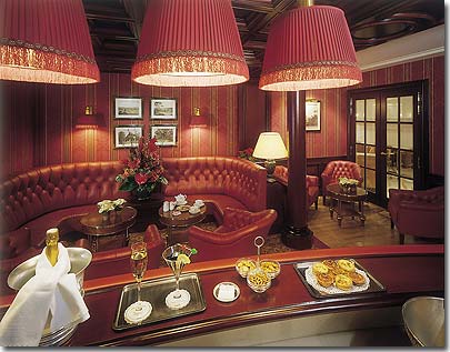 Photo 8 - Hotel Franklin Roosevelt Paris 4* étoiles proche des Champs-Elysées - Notre bar vous accueille tous les jours de la semaine, à partir de 17heures, et vous propose un vaste choix de boissons et cocktails.