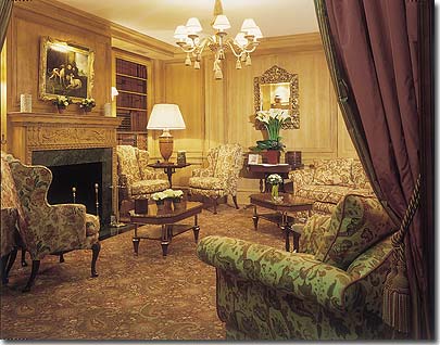 Photo 9 - Hotel Franklin Roosevelt Paris 4* star near the Champs Elysees - One lounge, just aside the reception, is adorned with a large fireplace and decorated with woodworks making it the ideal place for business meetings.

The reception opens largely on a succession of lounges, each of them adorn with its proper decoration, giving them a unique charm. An harmony of  shimmering fabrics combined with ample chairs and sofas confer a very cosy atmosphere to the lobby.
