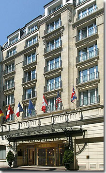 Photo 1 - Hotel Rochester Paris 4* star near the Champs Elysees - The Hotel Rochester, 90 rooms and suites, in the heart of the busy area of the Champs Elysées, is the ideal place for business or leisure trips.
The hotel will charm you thanks to its warm setting and refined atmosphere.

This classic style building, stands on 8 floors. The facade hides a vast interior garden around whose are the majority of the rooms. Once you have passed through the revolving door surmonted by a glass capony, you enter in the bright and luminous lobby.