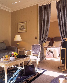 Photo 7 - Hotel Rochester Paris 4* star near the Champs Elysees - All our junior suites, made of a bedroom and a separate setting room, generally open on our inside garden, profiting from absolute calm. The use of woodworks and clear dyestuffs confer a great luminosity.