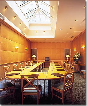 Photo 10 - Hotel Rochester Paris 4* star near the Champs Elysees - For your business meeting, our lounge welcomes you in an elegant and discret seeting. The lounge opens on an arborized patio adorn with a fountain, which make it the ideal place for relaxing times.